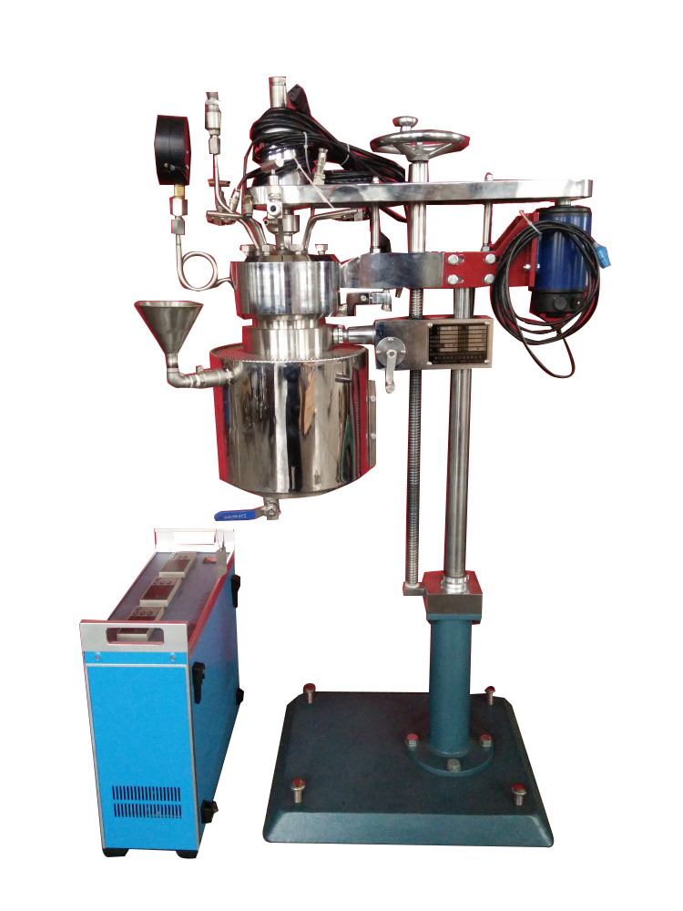 KCFD低壓系列--快開卡環(huán)結(jié)構(gòu)-釜體下落、電加熱管加熱、翻轉(zhuǎn)出料側(cè)面照片